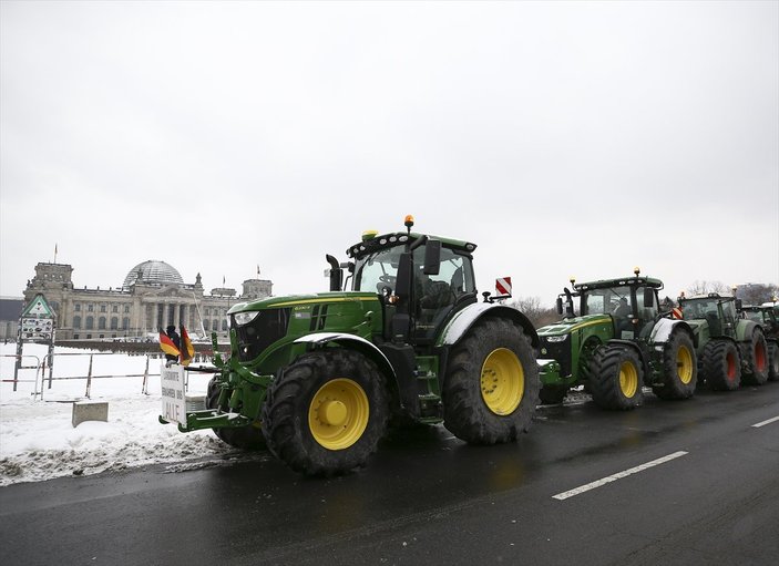 Almanya'da çiftçilerden traktörlü protesto