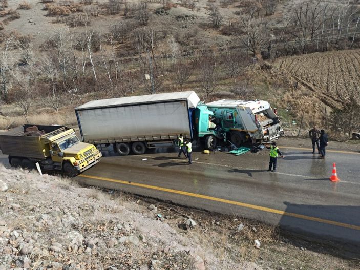 i Ankara'da tır ile çöp kamyonu çarpıştı: 6 yaralı