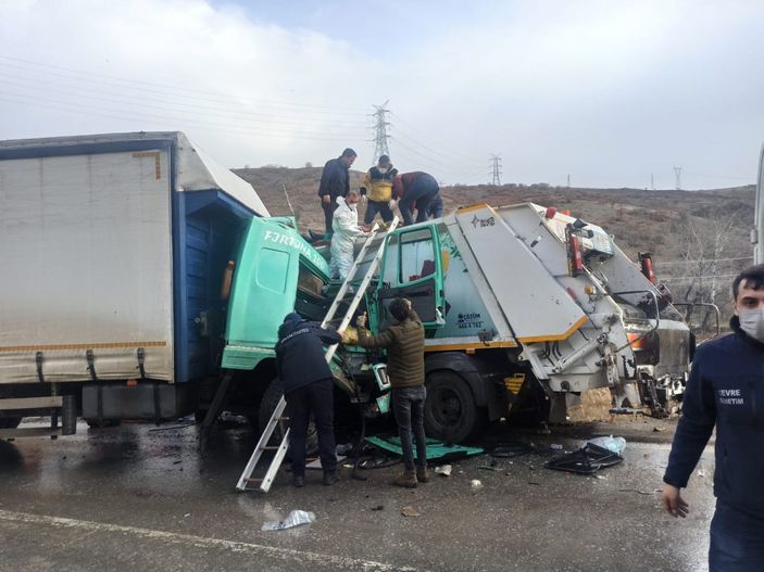 i Ankara'da tır ile çöp kamyonu çarpıştı: 6 yaralı