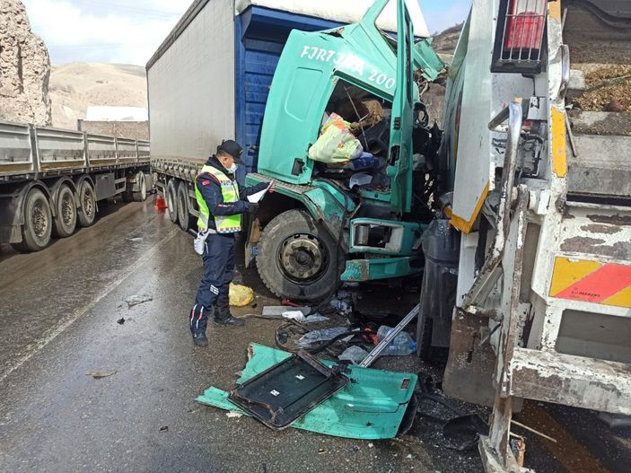 i Ankara'da tır ile çöp kamyonu çarpıştı: 6 yaralı