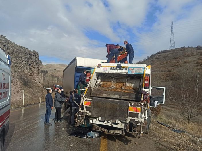 i Ankara'da tır ile çöp kamyonu çarpıştı: 6 yaralı