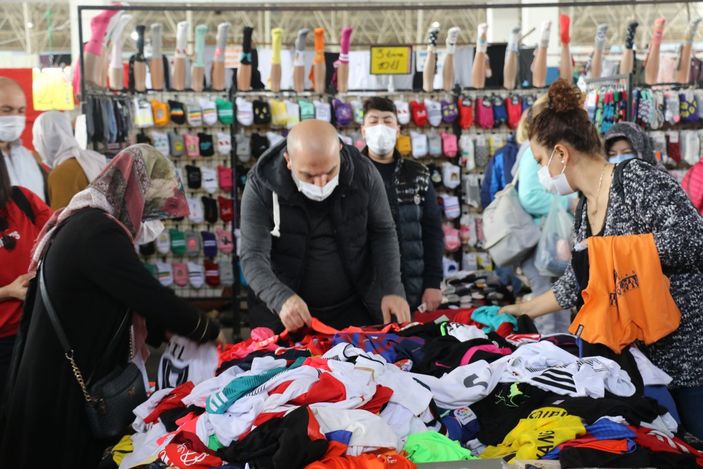 i Antalyalılar pazarlara akın etti