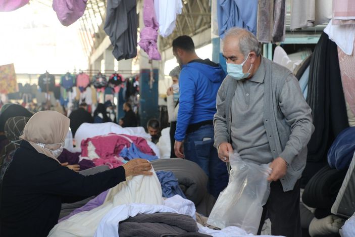 i Antalyalılar pazarlara akın etti