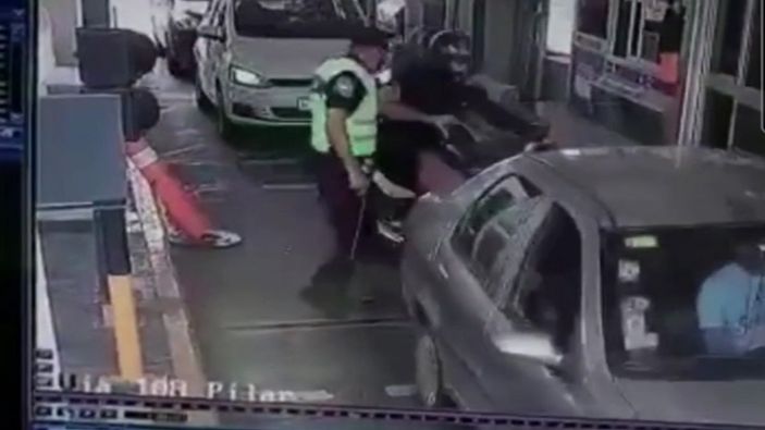 Arjantin’de kaçak geçiş yapmaya çalışan motosikletliye dayak