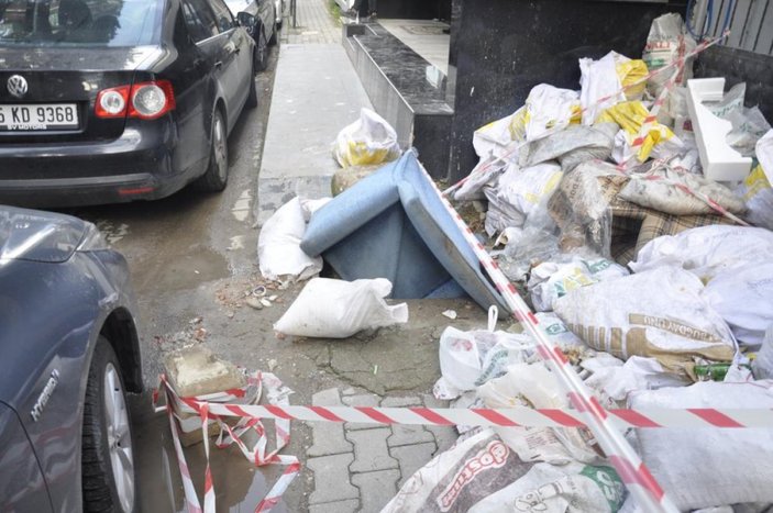 İzmir'de yaşlı kadın kapağı çalınan rögara düştü