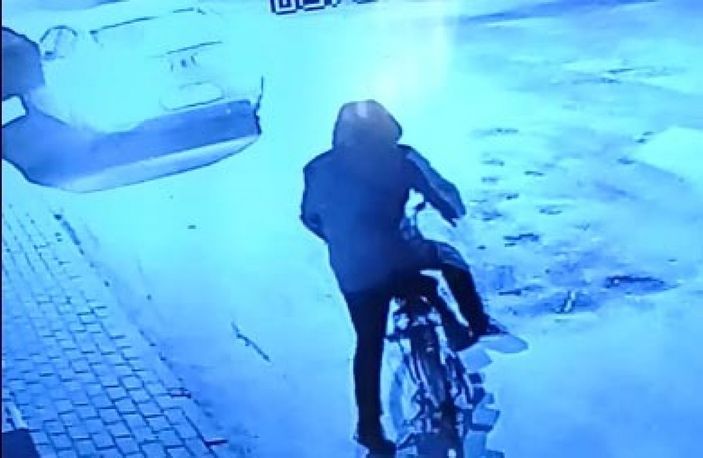 Bursa'da bisiklet hırsızı kameraya yakalandı
