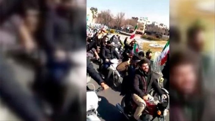 İran'da devrim kutlamalarında 'Kahrolsun Ruhani' sloganları atıldı