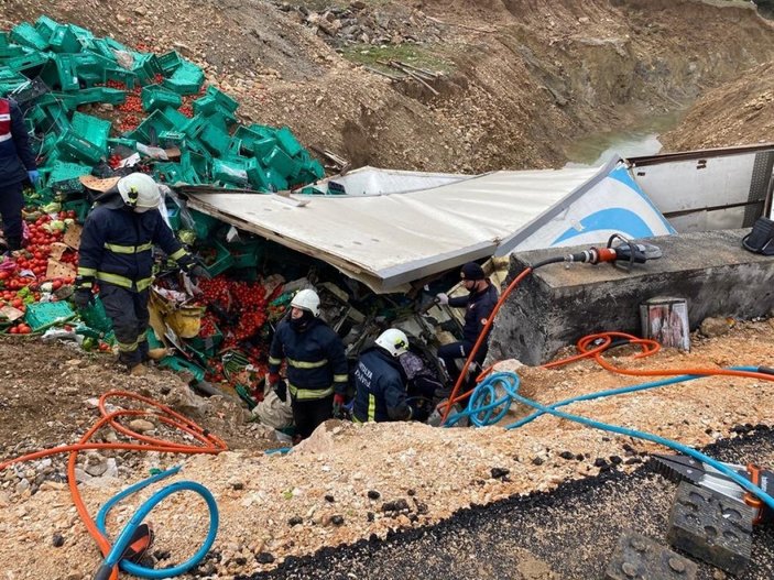 Antalya'da sebze yüklü kamyon devrildi: 1 ölü