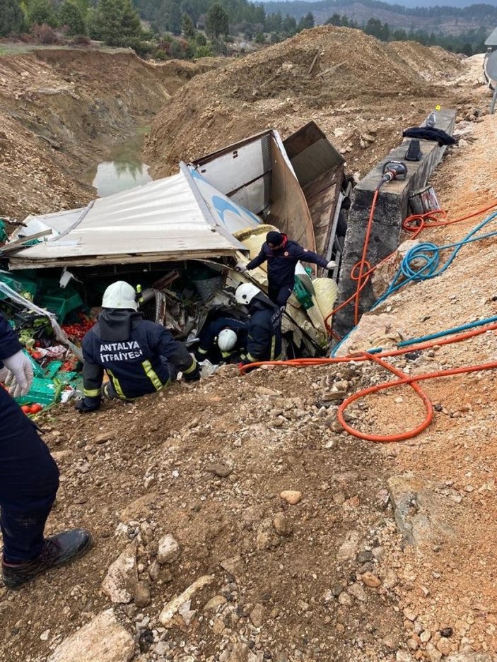 Antalya'da sebze yüklü kamyon devrildi: 1 ölü