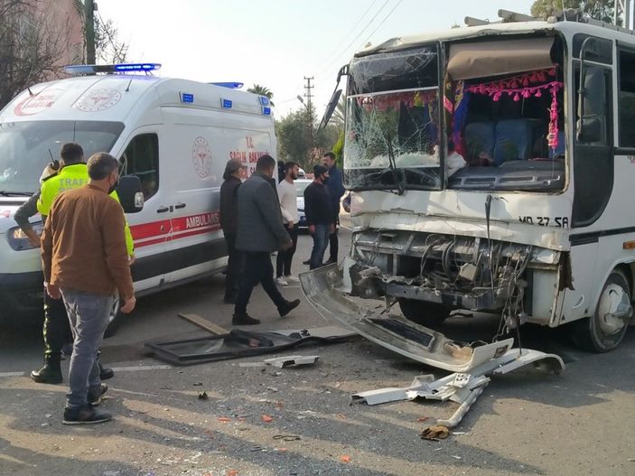 Hatay'da tarım işçilerini taşıyan midibüsler çarpıştı: 6 yaralı
