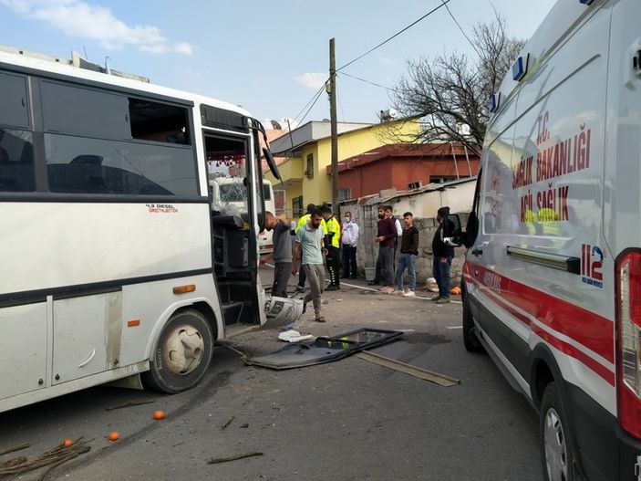 Hatay'da tarım işçilerini taşıyan midibüsler çarpıştı: 6 yaralı