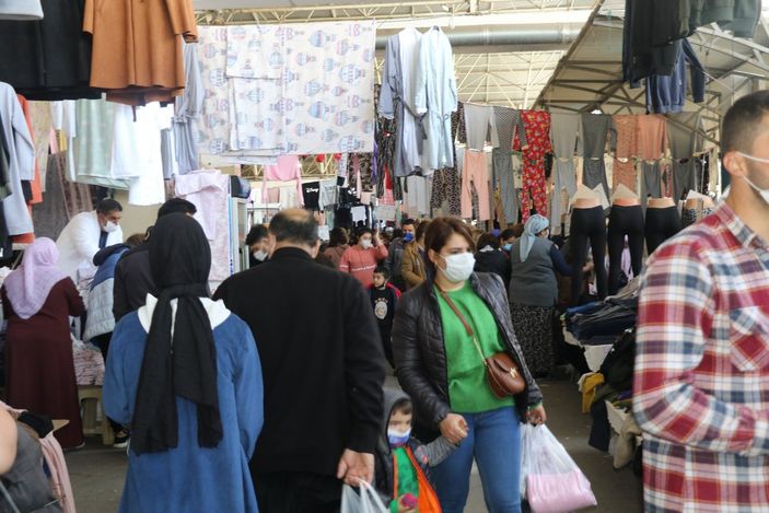 i Antalyalılar pazarlara akın etti