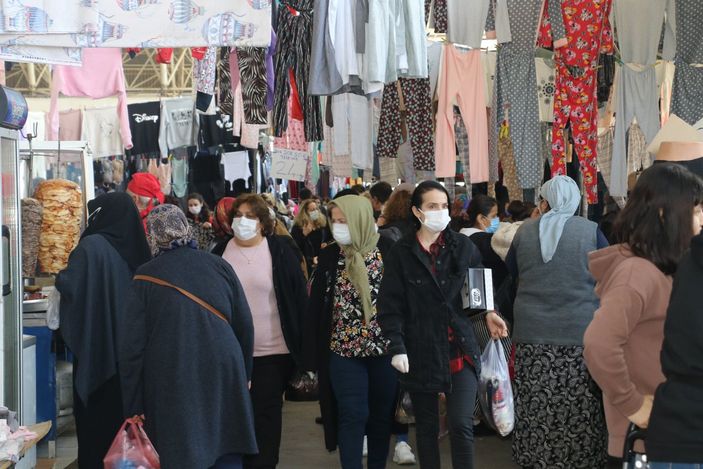 i Antalyalılar pazarlara akın etti