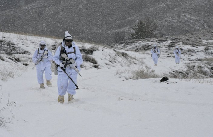 PÖH'ler Doğu Karadeniz'in karla kaplı dağlarını teröristlerden temizliyor