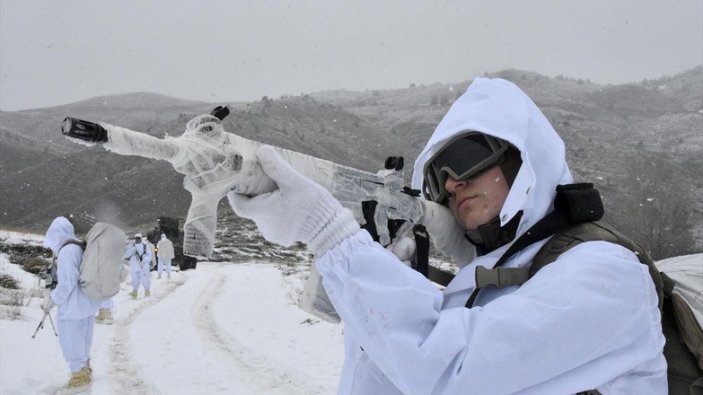 PÖH'ler Doğu Karadeniz'in karla kaplı dağlarını teröristlerden temizliyor