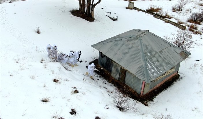 PÖH'ler Doğu Karadeniz'in karla kaplı dağlarını teröristlerden temizliyor