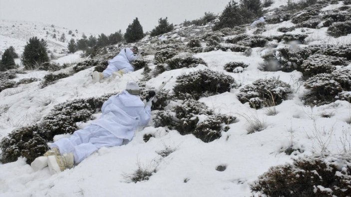 PÖH'ler Doğu Karadeniz'in karla kaplı dağlarını teröristlerden temizliyor