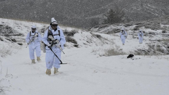 PÖH'ler Doğu Karadeniz'in karla kaplı dağlarını teröristlerden temizliyor