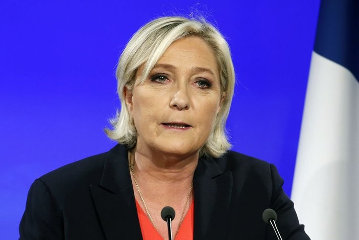 Fransa'da Le Pen, terör propagandasından mahkemeye çıktı