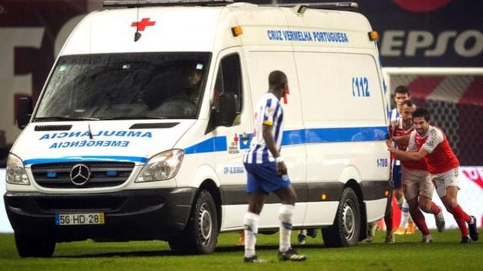 Braga ve Portolu oyuncular arızalanan ambulansı itti