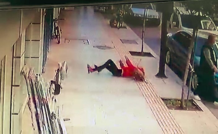 Antalya'da balkondan düşen kadın kamerada