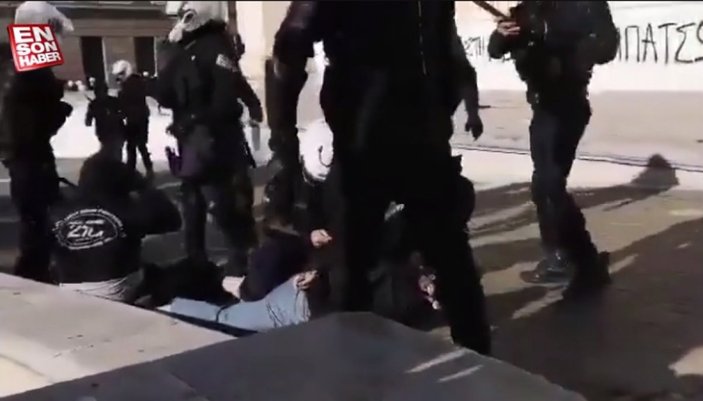 Yunan polisi kampüste protesto düzenleyen öğrencileri dövdü