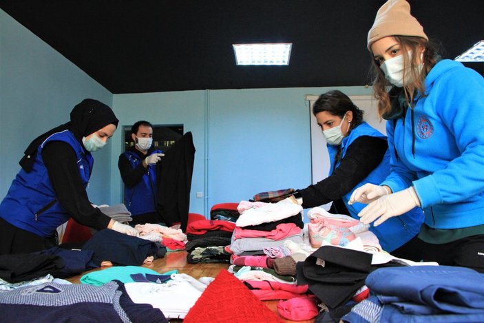 Elazığ'da gençler, topladıkları kıyafetleri İdlib'e gönderdi