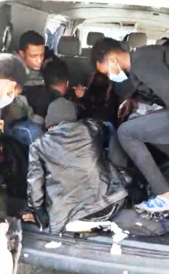 Tekirdağ'da 8 kişilik minibüste 19 göçmen yakalandı