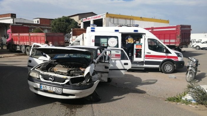 Manisa'da iki otomobil çarpıştı: 2’si ağır 5 yaralı