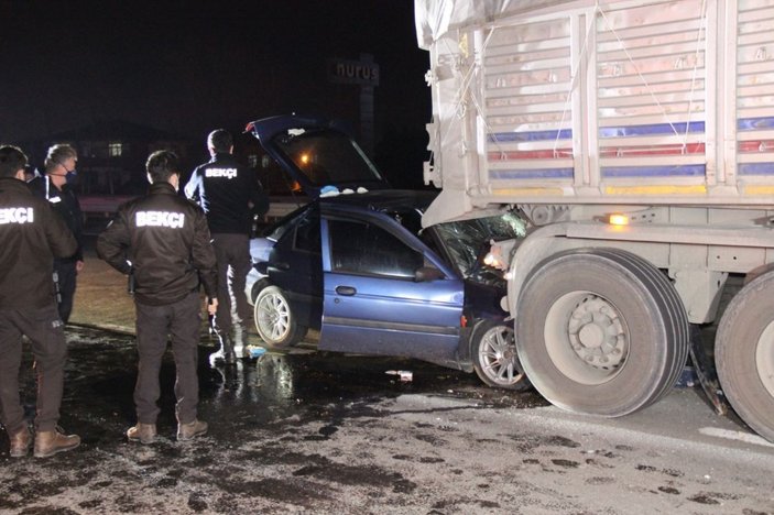 Kocaeli'de dorseli tıra arkadan çarpan otomobil sürücüsü öldü