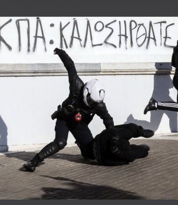 Yunan polisi kampüste protesto düzenleyen öğrencileri dövdü