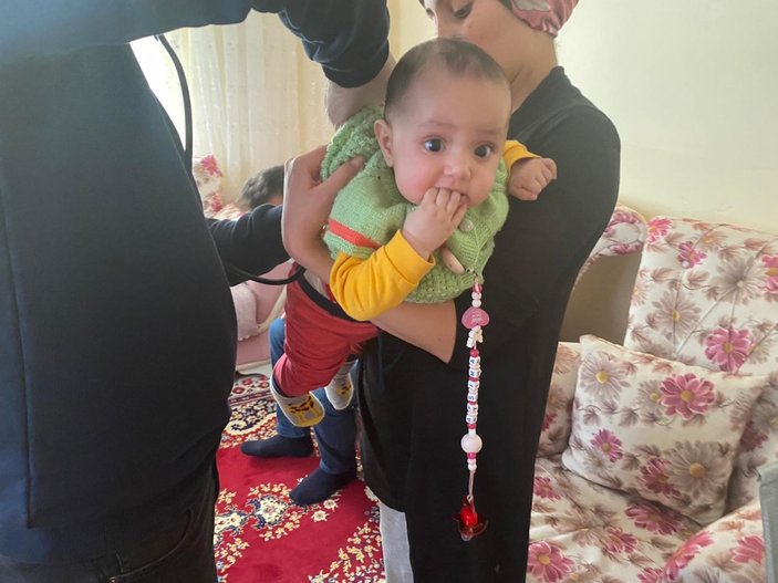 Aksaray'da boğazına meyve kaçan Aysima bebek, telefonda anlatılan teknikle kurtarıldı