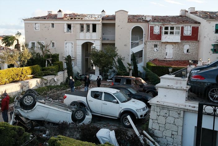 İzmir'de hortumun verdiği hasar gün aydınlanınca ortaya çıktı