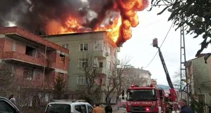 i İstanbul'da binanın çatısında yangın çıktı