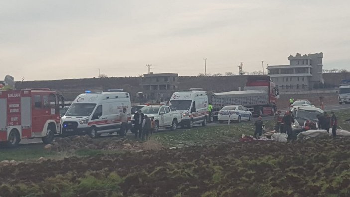 Şanlıurfa'da tarım işçilerini taşıyan minibüs devrildi: 13 yaralı