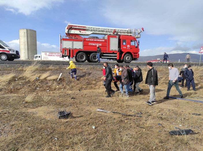 i Kayseri-Malatya otoyolunda 3 araç birbirine girdi