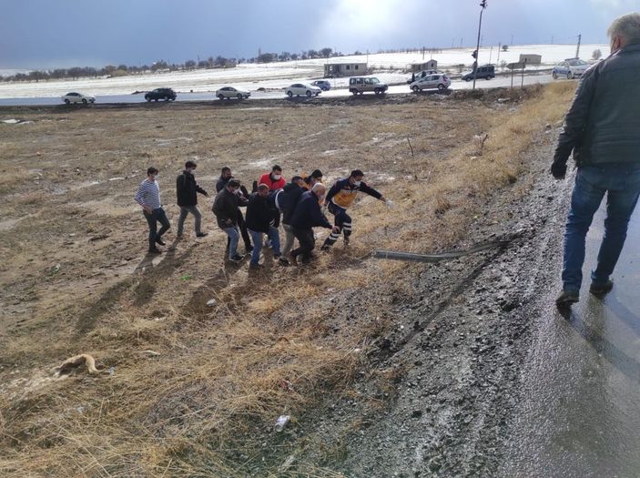 i Kayseri-Malatya otoyolunda 3 araç birbirine girdi