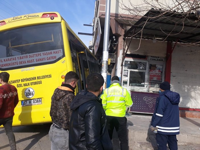 Gaziantep'te halk otobüsü iş yerine daldı: 1 ölü