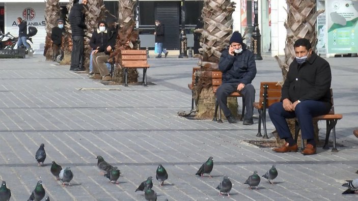 Gaziosmanpaşa'da kısıtlamaya rağmen dikkat çeken kalabalık