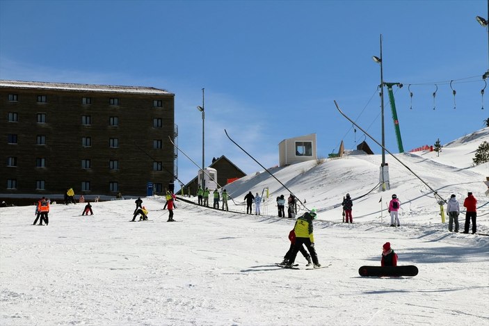 Kartalkaya, yarıyıl tatilinin son günlerinde kayakseverleri ağırladı