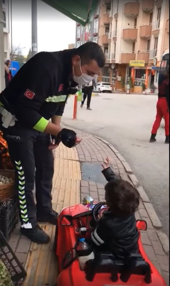 Bilecik'te polisle 4 yaşındaki miniğin gülümseten diyaloğu