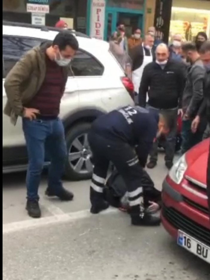 Bursa'da yolun karşısına geçmek isteyen adama araba çarptı
