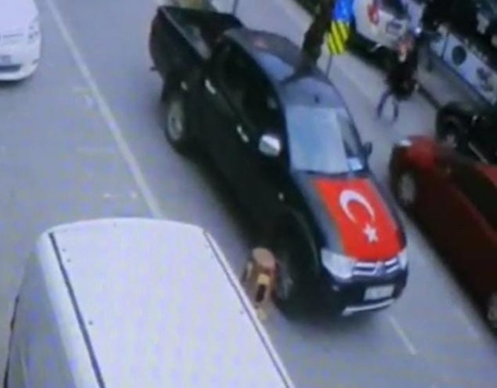 Bursa'da yolun karşısına geçmek isteyen adama araba çarptı