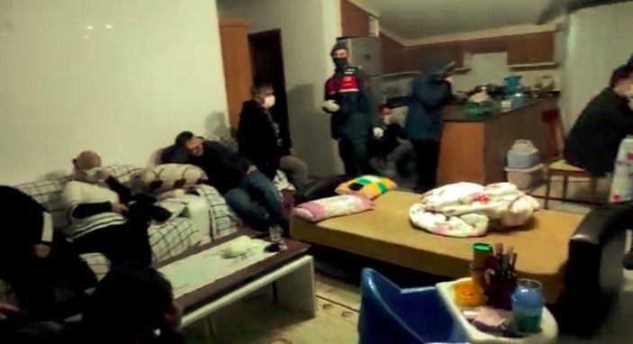 i Antalya'da jandarma itfaiye merdiveni ile kumar baskını yaptı