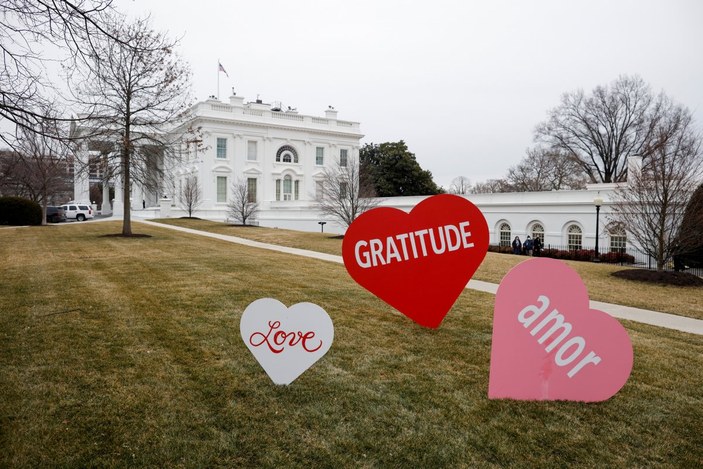 Beyaz Saray'ın bahçesi Sevgililer Günü'ne özel süslendi
