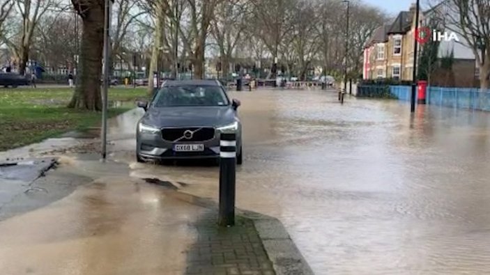 Londra'da patlayan su borusu sokakları göle çevirdi