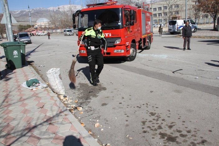 Erzincan'da, trafik kazasında yola dökülen ekmekleri polis temizledi