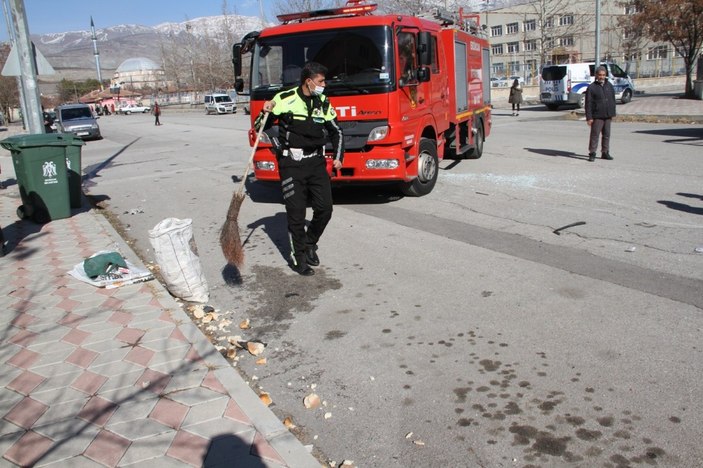 Erzincan'da, trafik kazasında yola dökülen ekmekleri polis temizledi