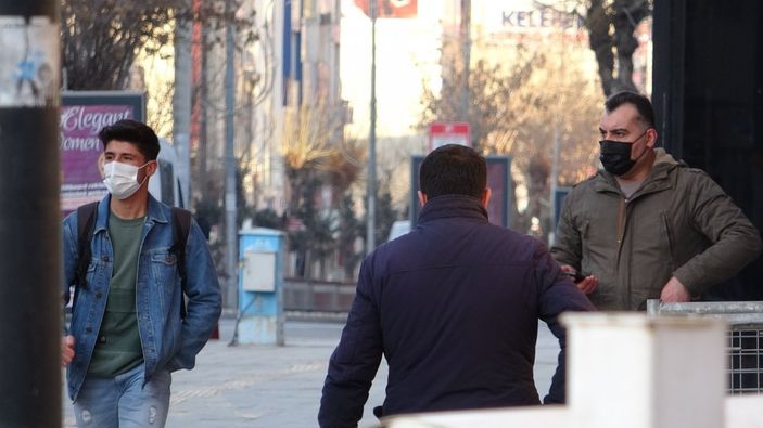 Van’da güzel havayı gören vatandaşlar kısıtlamaya uymadı