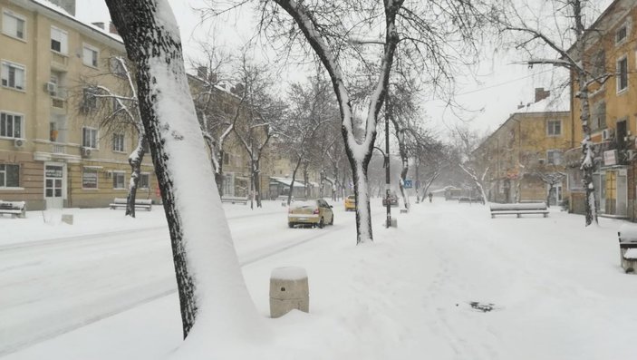 Bulgaristan’da Türk tırlarına kar engeli